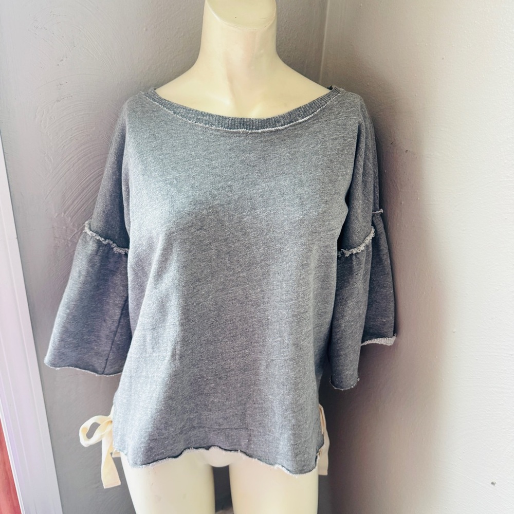 Kinly gray casual top size small nwt open shoulders side ties